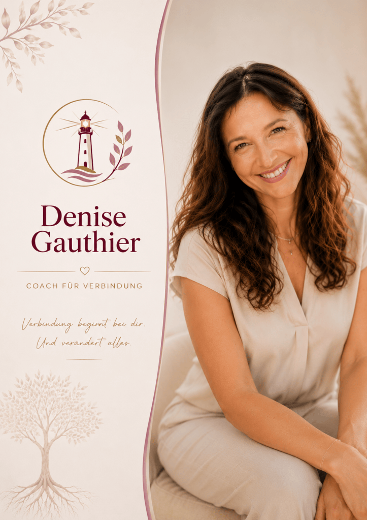 Denise Gauthier, Coach für Verbindung, lächelnd im hellen Leinenoutfit